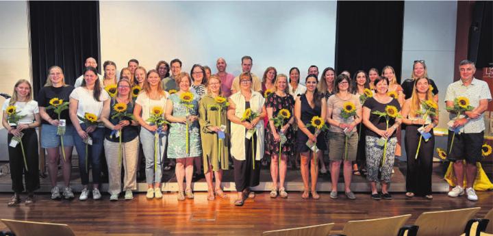 Die neuen Lehrkräfte an den Schulen Baar wurden namentlich begrüsst und mit einem Präsent willkommen geheissen. Foto:s rah