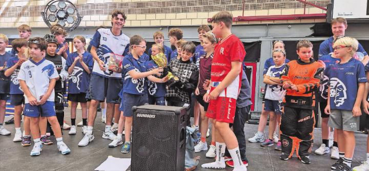 Der Kapitän der Siegergruppe «Drachen» ergreift den Pokal. Foto: hps