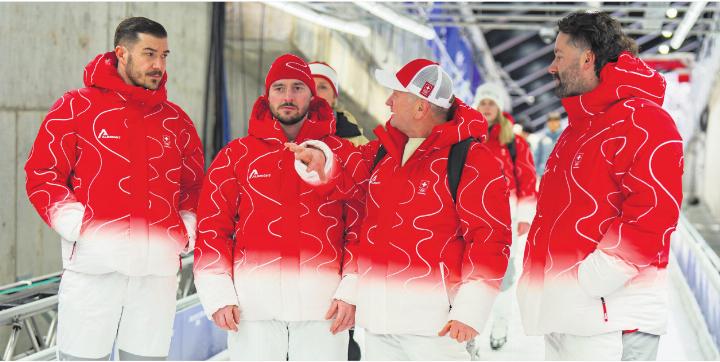 Die Schweizer Bobpiloten Timo Rohner, Cédric Follador und Michael Vogt mit dem Bahntrainer Petr Ramseidel (zweiter von rechts). Foto: zVg