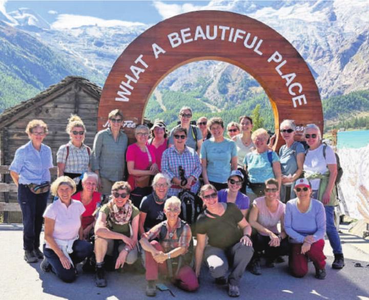 In Saas-Fee vor prachtvoller Bergkulisse. Foto: zVg
