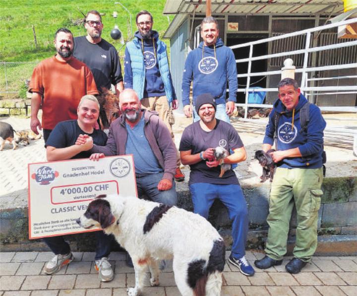 Die Mitglieder des Classic Vehicle Club mit Ivo Zürcher (2. von links, sitzend) dem Inhaber des Gnadenhofs. Foto: zVg