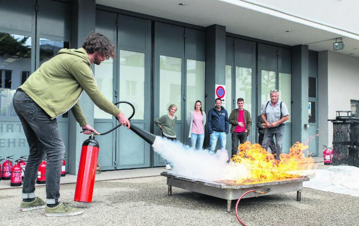 Neue Mitarbeitende der Gemeinde Baar werden an einem Einführungshalbtag in verschiedenen Bereichen geschult. Neben Erster Hilfe gehört auch der Umgang mit Feuerlöschern dazu.