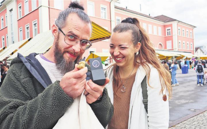 Daniel und Anna aus Hedingen kommen jedes Jahr. Sie freuen sich auf eine feine Pilzpfanne mit Weissem Trüffel. Fotos: ak