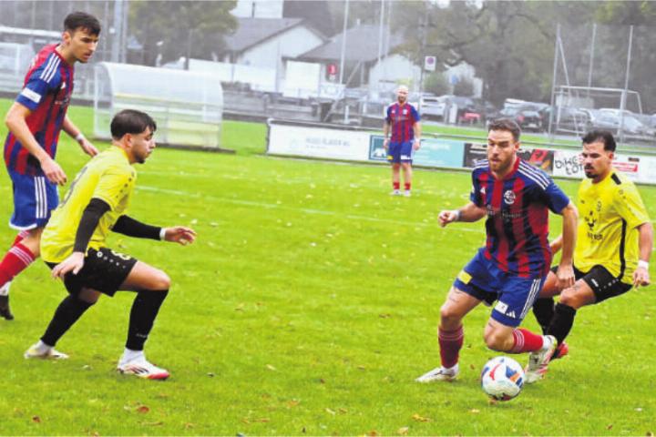 Der Brunner Angreifer setzt sich im Duell gegen die Baarer Abwehr durch. Foto: zVg