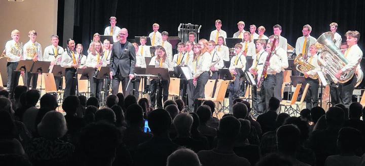 Die Jugendmusik mit ihrem Leiter und Dirigenten Sandro Blank. Fotos: hps