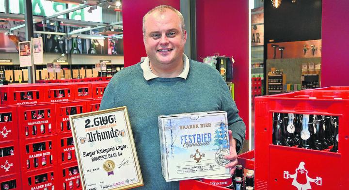 Martin Uster, Brauerei Baar, mit dem ausgezeichneten Festbier und der Urkunde der Glug. Foto: zVg