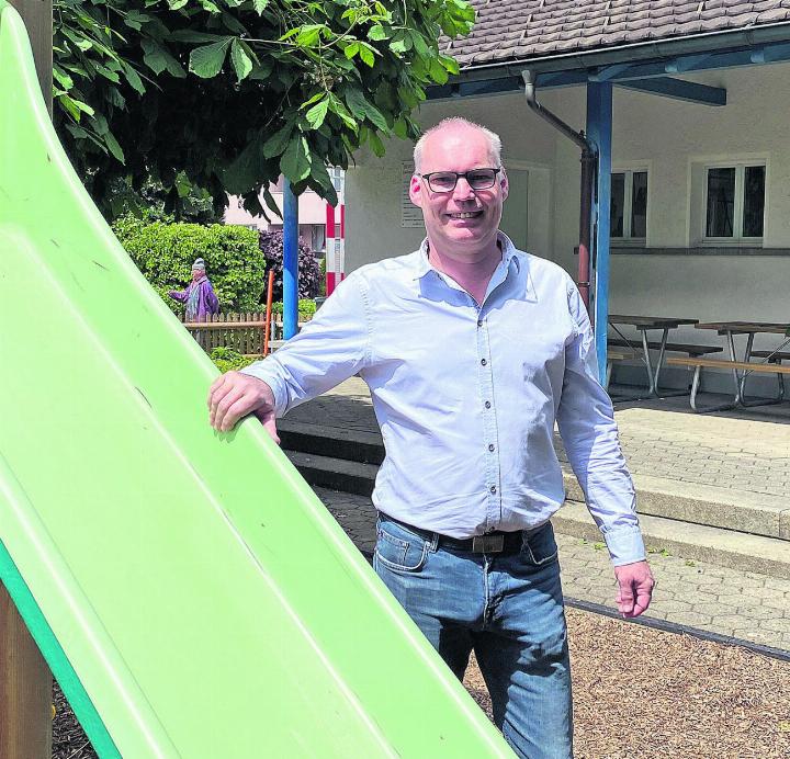 Schulvorstand Vital Hotz begründet die Schliessung des Kindergartens Blumenweg.