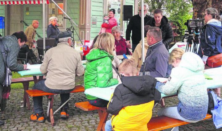 Über 50 Kunstfreundinnen und -freunde freuen sich über das gelungene Jubiläum. Foto: fl