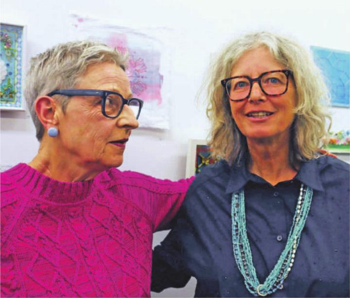 Lotti Etter, Kunstvermittlerin, unterhielt sich mit Barbara Baumann über ihre neuen Arbeiten (von links). Fotos: ak