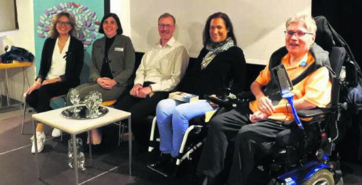 Die Mitgliederversammlung stand im Zeichen der Nationalen Aktionstage Behindertenrechte 2024. Sandra Bossi (Moderation), Carina Brüngger, Andreas Hostettler, Manuela Leemann, Martin Jaussi (von links) Foto: zVg