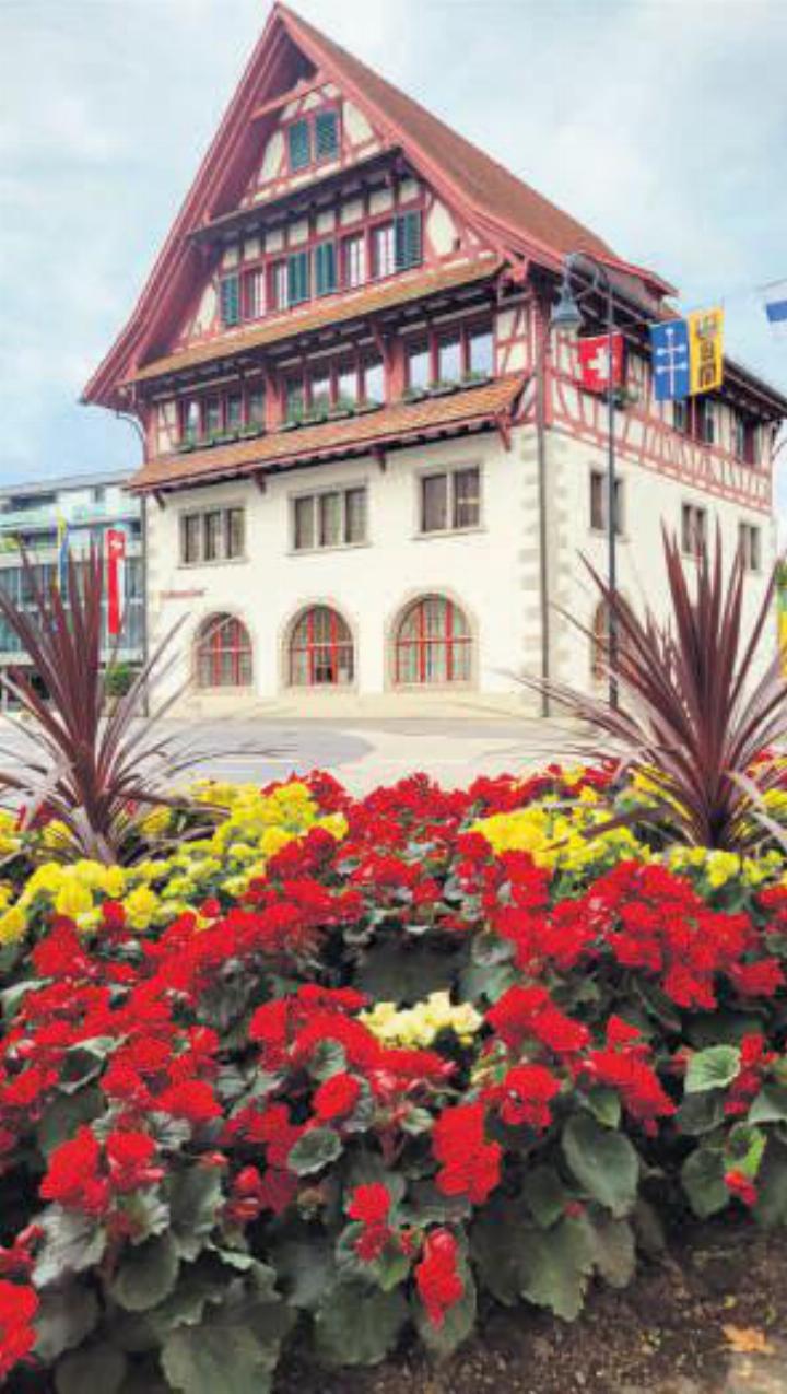 Das Baarer Ratshaus, von leuchtenden Blumen umrahmt. Foto: Priska Emmenegger
