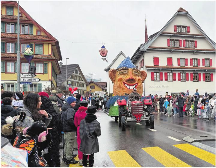 Der Faschallgrind eröffnet traditionell den Umzug. Dieser wird am Ende der Fasnacht nicht verbrannt. Für das sei er «zu schön und zu teuer», heisst es aus den Reihen der Fasnachtsgesellschaft.