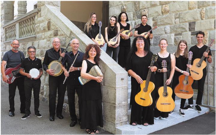 Neben Mandolinen und Gitarren sind auch Querflöte, Gitarre, Banjo, Bass und Perkussion mit dabei. Foto: zVg