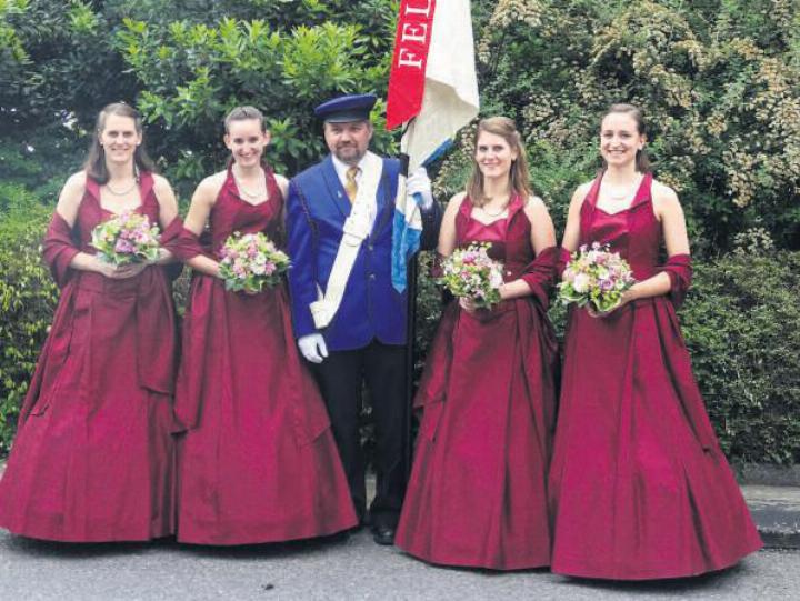 Die Ehrendamen der Feldmusik Baar mit Fahnenträger Hubi Tanner. Foto: zVg