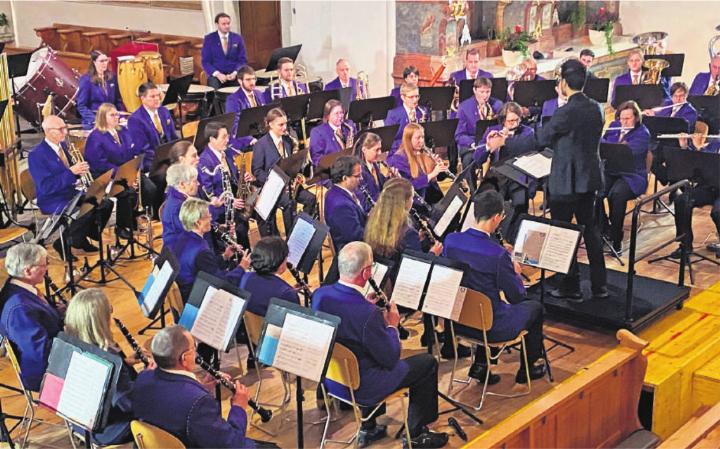 Die Feldmusik Baar präsentierte ein vielfältiges Programm in der Kirche St. Martin. Fotos: fl