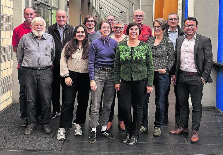 Der Vorstand: Gaby Billing, Präsidentin, Isabel Liniger, Ronahi Yener und Daniel Schönknecht sowie Teilnehmende der GV der SP Baar am 27. Mai. Foto: zVg