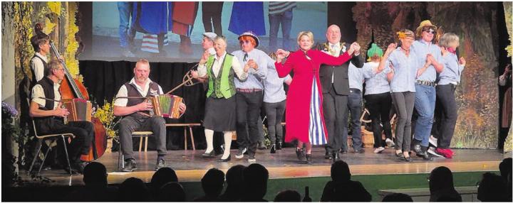 Die Tanzgruppe mit der Uraufführung der «Räbevater-Polka» für und mit «de Gmüetliche Lüüt». Foto: hps Die Tanzgruppe mit der Uraufführung der «Räbevater-Polka» für und mit «de Gmüetliche Lüüt». Foto: hps