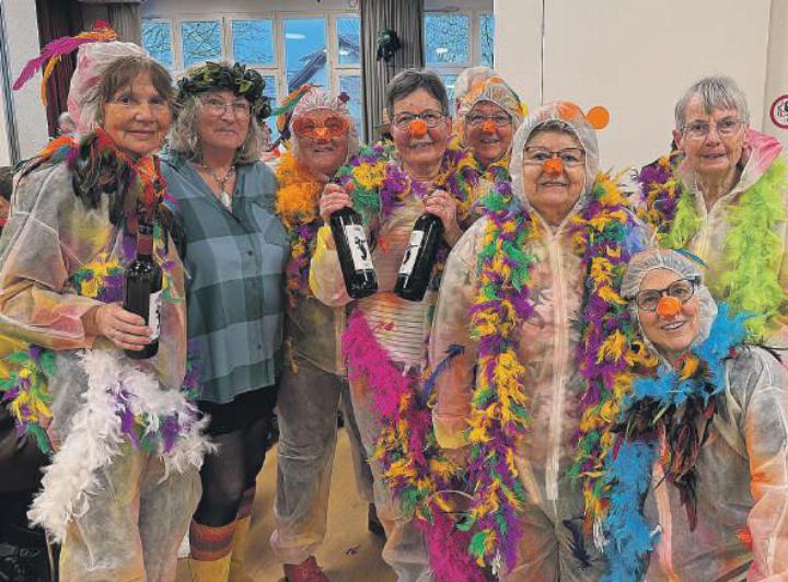 Das mitenand-Team sorgte für einen bunten Fasnachtsnachmittag im Pfarreiheim St. Martin: Marlise Arnold, Brigitte Steiner, Esther Pellegrini, Martha Zangger, Eveline Rogenmoser, Regula Dünnenberger, Christine Vonarburg und Annemarie Schneider (von links). Fotos: rah