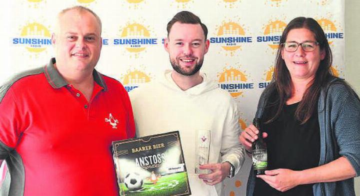 Freuen sich aufs gemeinsame Tippspiel: Martin Uster, Brauerei Baar zusammen mit Nicolas Gisin und Barbara Spirig vom Sunshine Radio Bild: zVg