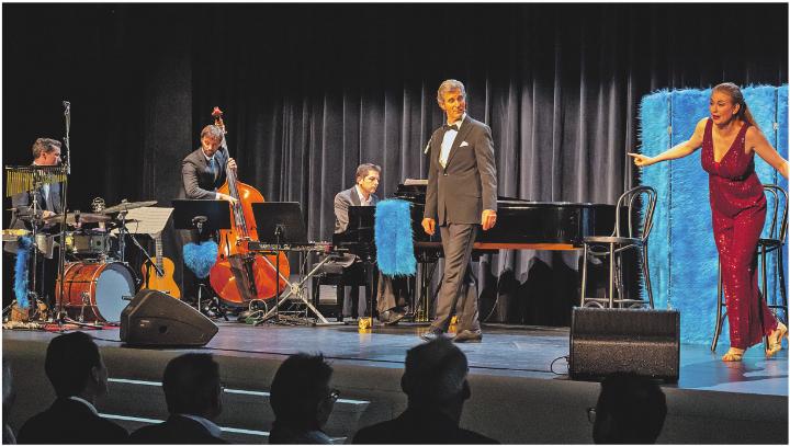 Julia Schiwowa, Samuel Zünd und die Band im fröhlichen Swing. Fotos: eb