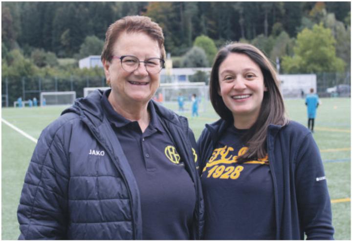 Lisbeth Schicker und Helen Baydar organisieren mit Leidenschaft das Fussballcamp des FC Baar (von links). Foto: rah