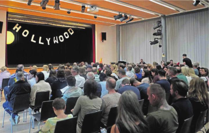 Die Aula des Oberstufenschulhauses Sennweid füllt sich langsam für die Hauptaufführung.