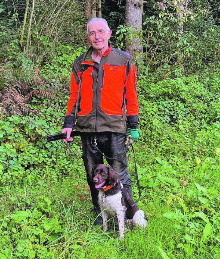 Jäger Kari Schicker und seine Hündin Ella sind regelmässig in den Baarer Wäldern unterwegs. Foto: fl