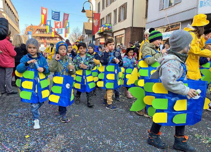 Für einmal schwammen die jungen Fische nicht unter Wasser, sondern paradierten auf der Dorfstrasse. Fotos: fl
