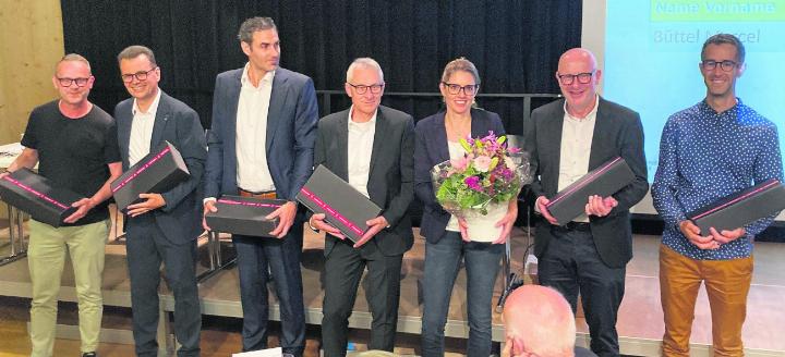 Neue Zusammensetzung des Korporationsrats und der Rechnungsprüfungskommission: Marcel Büttel, Hans Dossenbach, Martin Urscheler, Markus Schmid, Julie Andermatt, Carl Utiger und Dennis Inderbitzin (von links). Auf dem Bild fehlen Hannes Wettach, Rechnungsprüfungskommission, und Corinna Müller, Schreiberin. Foto: zVg