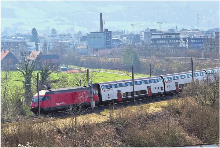 Ein Interregio der SBB (Luzern–Konstanz) hat gerade von Baar her den Streckenabschnitt durchfahren, der im kommenden Jahr umfassend saniert werden soll. Bei der Zugmaschine handelt es sich um eine Re 460. Diese Lokomotiven beschafften die SBB in den 1990er Jahren. Die Re 460, von der es 119 Stück gibt, ist die letzte, welche komplett in der Schweiz hergestellt wurde. Als Bahnbauer ist hierzulande nur Stadler Rail übrig geblieben. Foto: mam