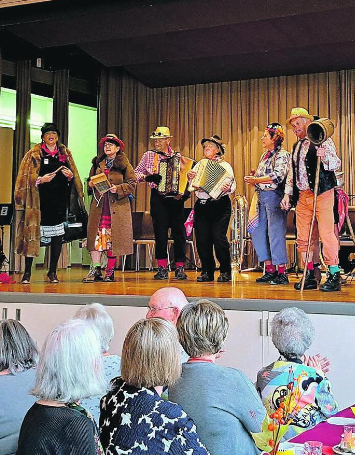 Die musikalischen Beiträge sorgten für viel Mitschunkeln, Mitsingen und «Begeisterung». Foto: zVg