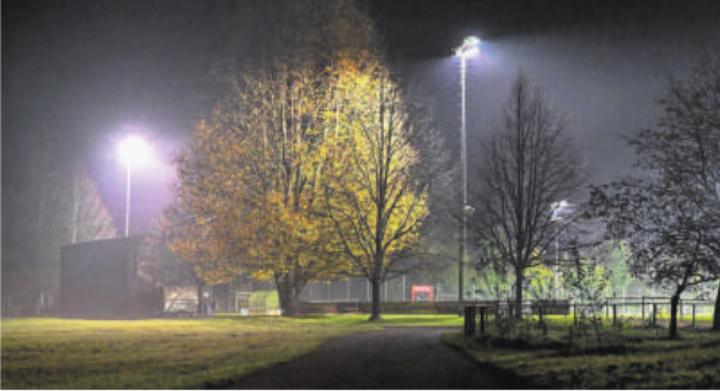 Fussballplatz im Flutlicht. Foto: zVg