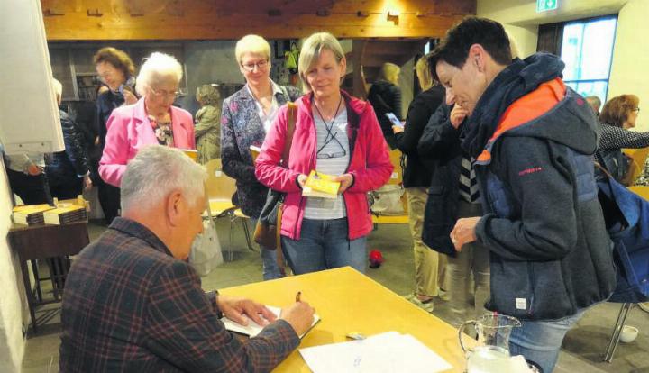 Röbi Koller signiert in der Rathaus-Schüür sein Buch «Umwege». Fotos: fl