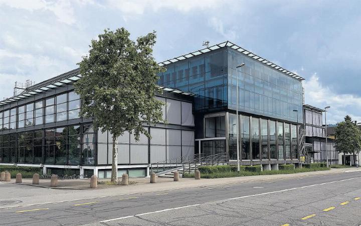 Das imposante Gebäude an der Zugerstrasse 57 ist ab Ende Jahr der neue Hauptsitz einer traditionsreichen Firma. Im Gebäude hatte bis vor Kurzem die Partners Group ihren Sitz. Foto: mam
