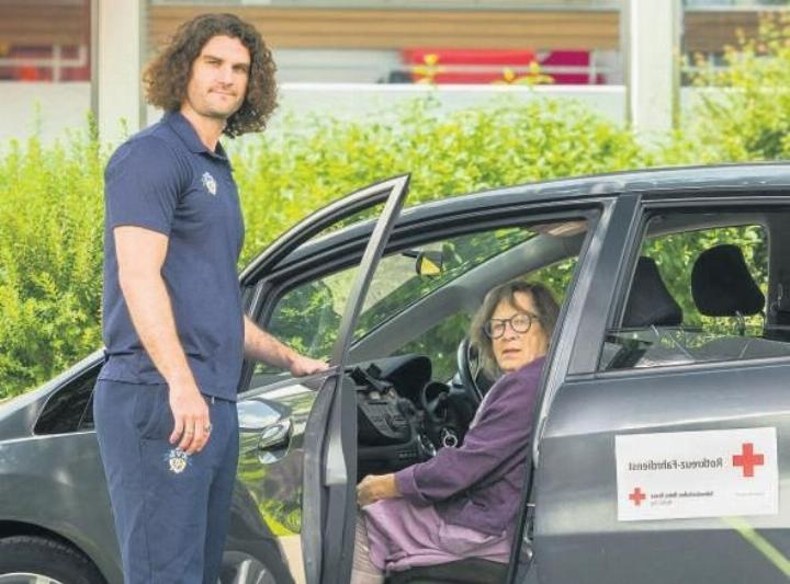 Brigith Hauser nutzt den SRK-Fahrdienst dreimal pro Woche für ihre Dialysetermine. Rechts der in Baar wohnhafte EVZ-Spieler Dominique Schlumpf. Foto: Alexander Shashkin