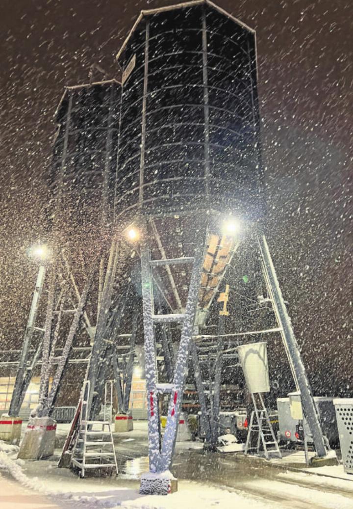 Bei winterlichen Bedingungen kommen sie zum Einsatz: In diesen beiden Silos im Werkhof Jöchler ist das Streusalz gelagert. Foto: zVg