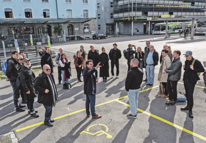 Am 28. Oktober 2025, zum Start der Testplanung, haben die Planerteams Baar besucht. Bauvorstand Zari Dzaferi (Mitte, mit der Hand zeigend) hat ihnen die Situation am Bahnhof Baar erläutert. Foto: zVg Am 28. Oktober 2025, zum Start der Testplanung, haben die Planerteams Baar besucht. Bauvorstand Zari Dzaferi (Mitte, mit der Hand zeigend) hat ihnen die Situation am Bahnhof Baar erläutert. Foto: zVg
