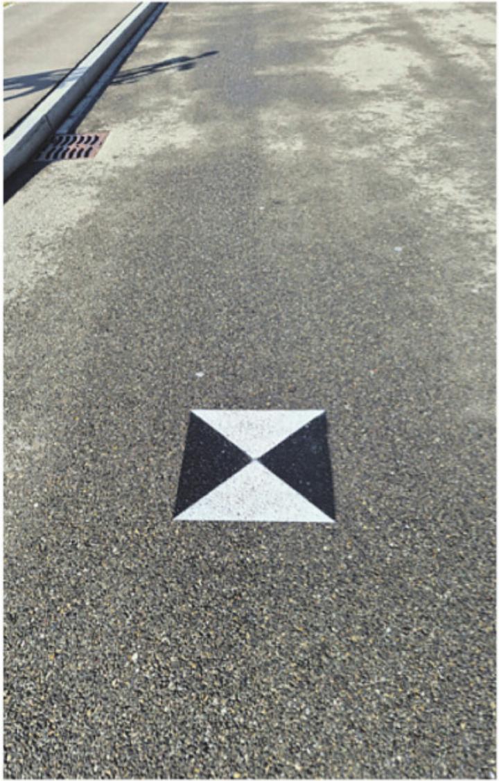 Diese schwarz-weissen Markierungen zieren viele Baarer Strassen. Obwohl die Arbeiten abgeschlossen sind, werden sie noch eine Weile erhalten bleiben. Foto: zVg