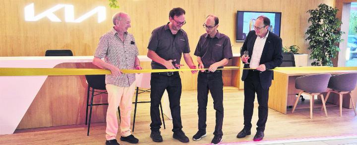 Durchschneiden des goldenen Eröffnungsbands Hans, Silvio, Remo Binzegger, Peter Fahrni, Geschäftsführer der KIA Schweiz AG. Foto: hps