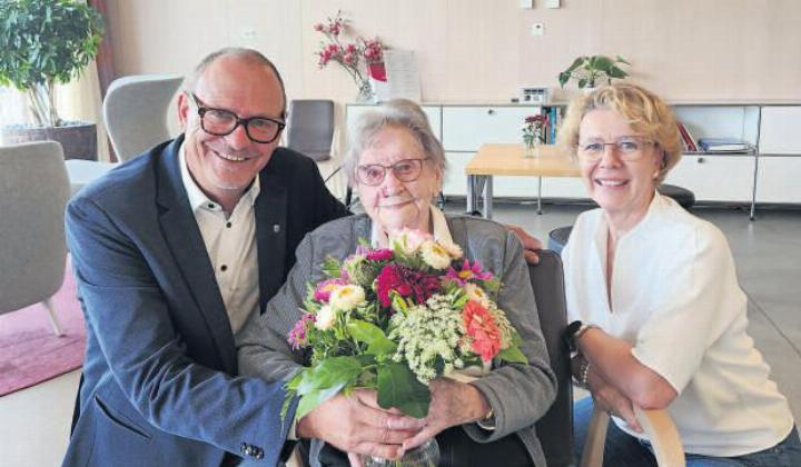 Gemeindepräsident Walter Lipp und Gemeindeschreiberin Andrea Bertolosi überbrachten Blumen und Glückwünsche. Foto: zVg