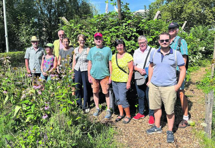 Der Vorstand und einige Mitglieder der Wohnbaugenossenschaft Baarburg im Garten des Hunzikerareals. Foto: zVg