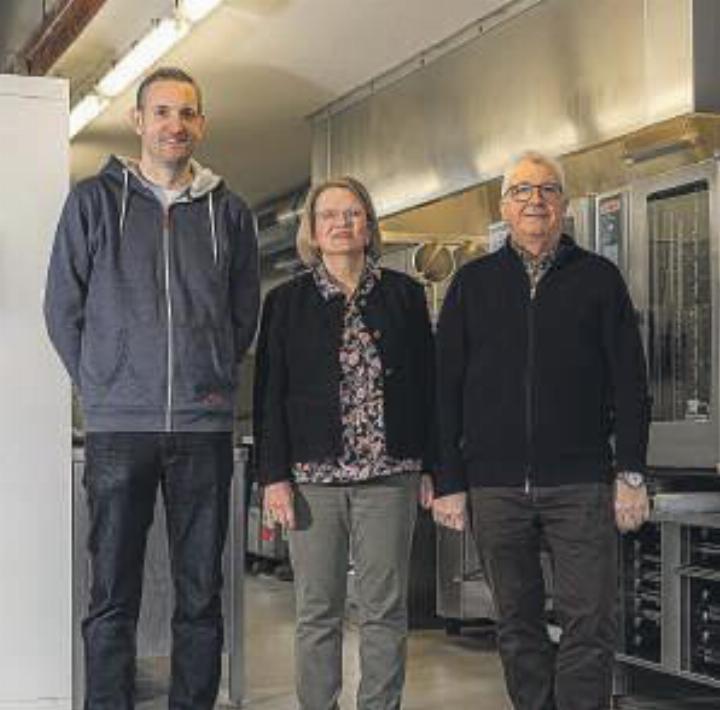 Stefan Häseli mit Barbara und Peter Iten (von links). Foto: zVg