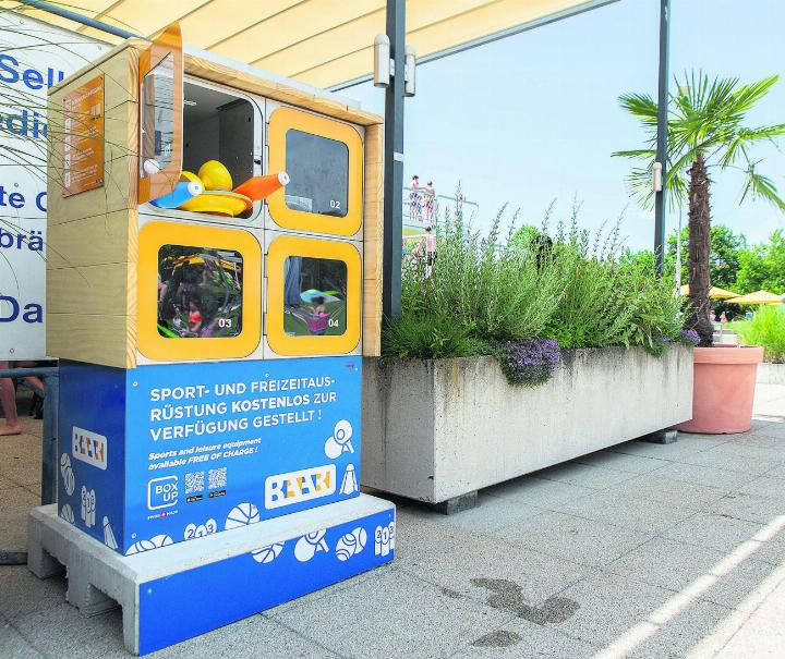 Aus der BoxUp im Freibad Lättich können kostenlos Sport- und Freizeitgeräte ausgeliehen werden. Fotos: zVg