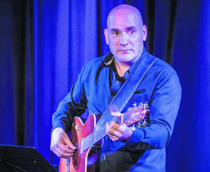 Im Musik-Kabarett erzählt Reto Zeller Heldengeschichten. Foto: zVg