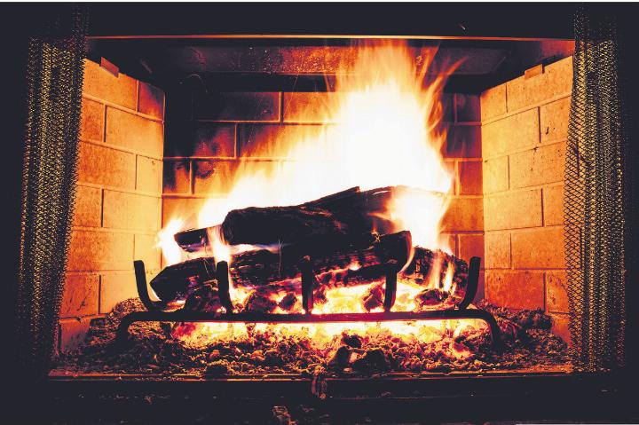 Ein Cheminée-Feuer sorgt im Winter für gemütliche Stimmung. Damit man es sorglos geniessen kann, ist vor dem Einfeuern eine Kontrolle und Reinigung unerlässlich. Foto: Pexels, pixabay.com