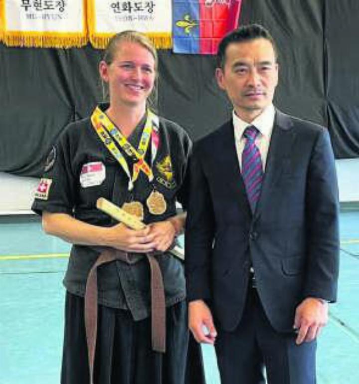 Master Chulkyung Lee, Technischer Direktor Europa und Headmaster Schweiz, mit der erfolgreichen Baarerin Valeria Wieser. Foto: zVg