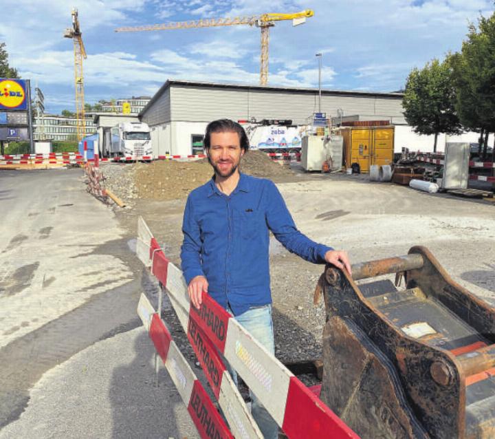 Franz Steffen auf dem Platz vor der Lidl-Filiale – hier entstehen 400 Quadratmeter neue Natur. Fotos: fl