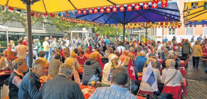 Gut geborgen unter den grossen Schirmen sitzen alle fröhlich beisammen. Fotos: eb