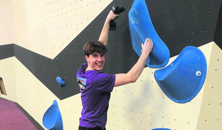 Nino Grünenfelder, im A-Kader bei Swiss Climbing, hilft beim Routenbau. Foto: Paul Sennrich