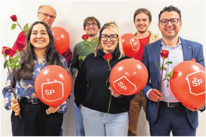 Die SP nominierte am 26. März: Ronahi Yener, KR, bisher, Laura Hürlimann, KR, Zari Dzaferi, Gemeinderat (vorne von links). Alois Gössi, KR und RGPK, bisher, Daniel Schönknecht, KR, Jonas Gössi, KR (hinten von links). Es fehlen: Marco de Koning und Carla Merina. Foto: zVg